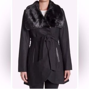 NWOT beautiful flattering Wool Blend Pea Coat Faux Fur collar size Large